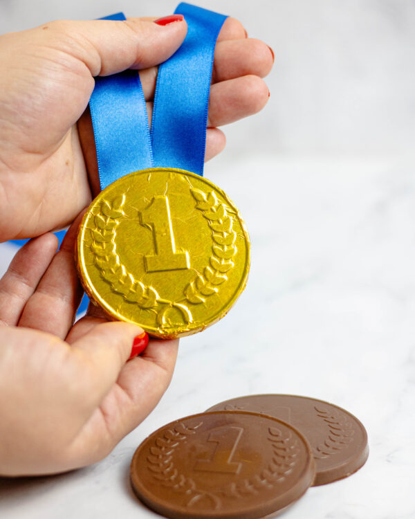 Medalha de Chocolate ao Leite com personalização padrão (1,2 ou 3) - Imagem 4