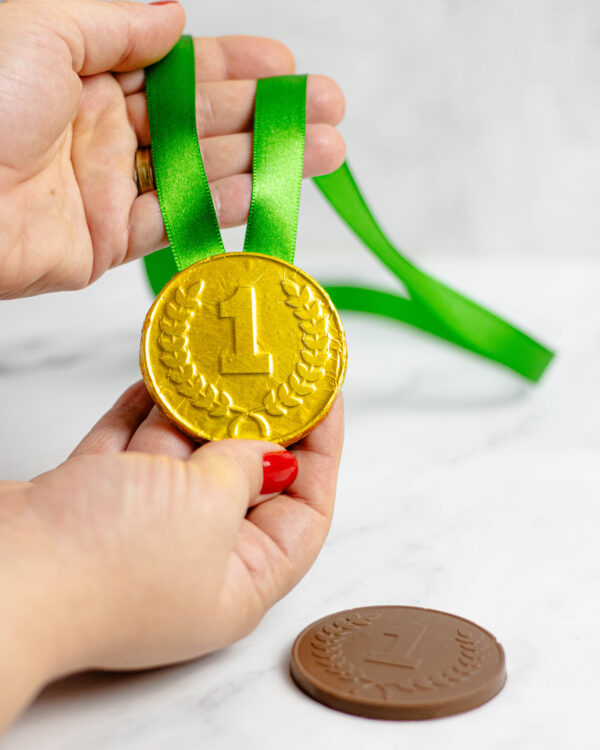 Medalha de Chocolate ao Leite com personalização padrão (1,2 ou 3) - Imagem 3