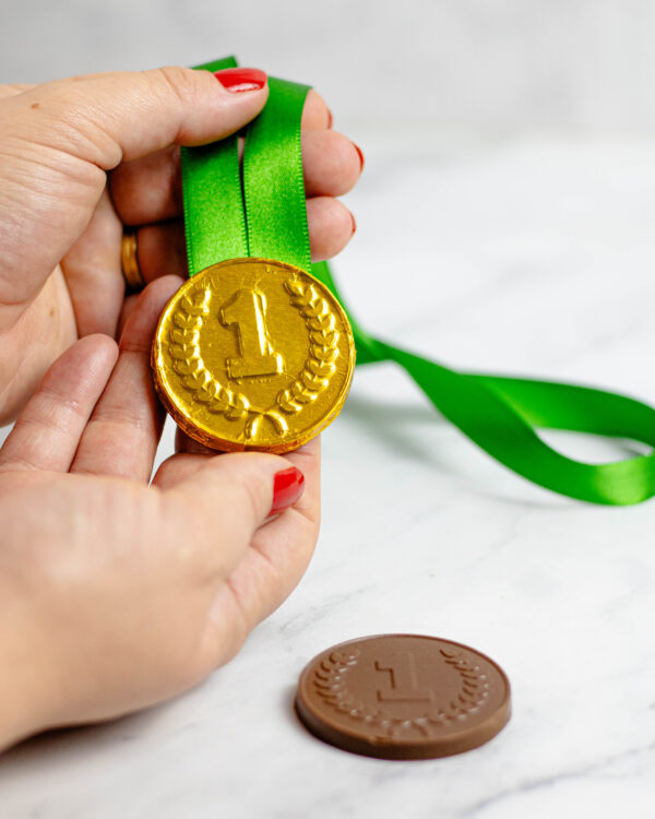 Medalha de Chocolate ao Leite com personalização padrão (1,2 ou 3) - Imagem 2