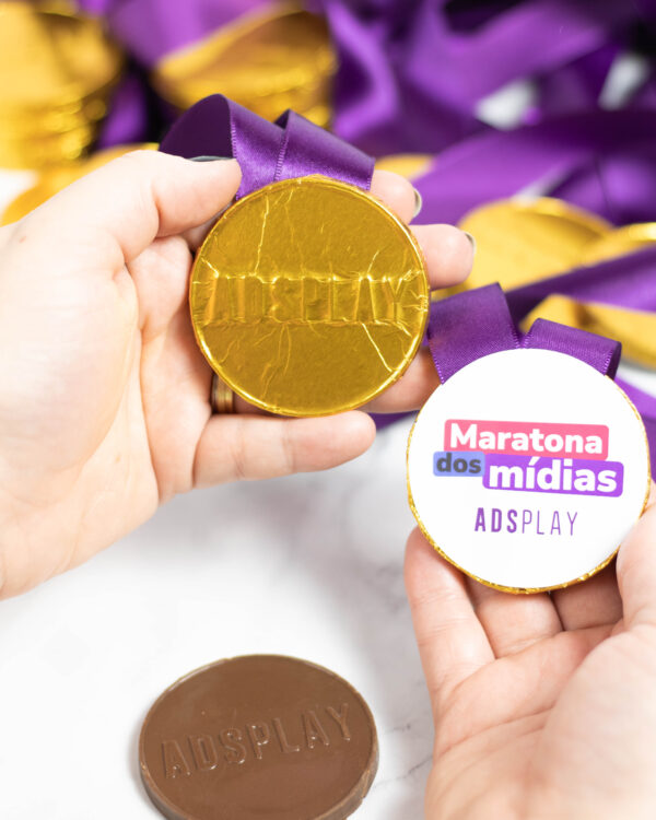 Medalha de Chocolate ao Leite com Personalização em Relevo - Imagem 2
