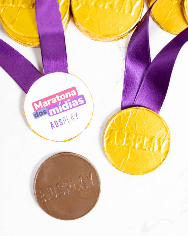 Medalha de Chocolate ao Leite com Personalização em Relevo - Imagem 3